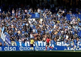 Aficionados en el estadio Carlos Tartiere, donde se disputará el próximo derbi asturiano con el Sporting de Gijón.