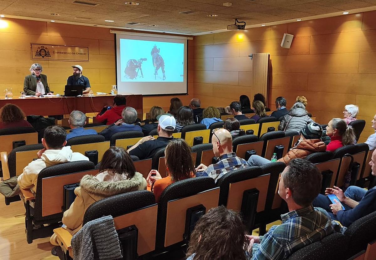 Álex Galán, junto a Mercedes de Soignie, en el Aula de Cultura de LA VOZ DE AVILÉS.