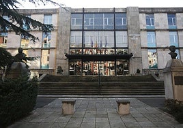 La entrada a la Escuela de Minas de Oviedo.