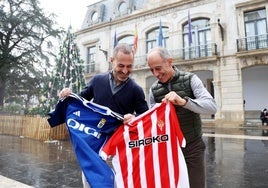 El alcalde Ángel García, 'Cepi' con la camiseta del Real Oviedo, y el concejal Chus Abad, con la del Sporting de Gijón, frente al Ayuntamiento de Siero.