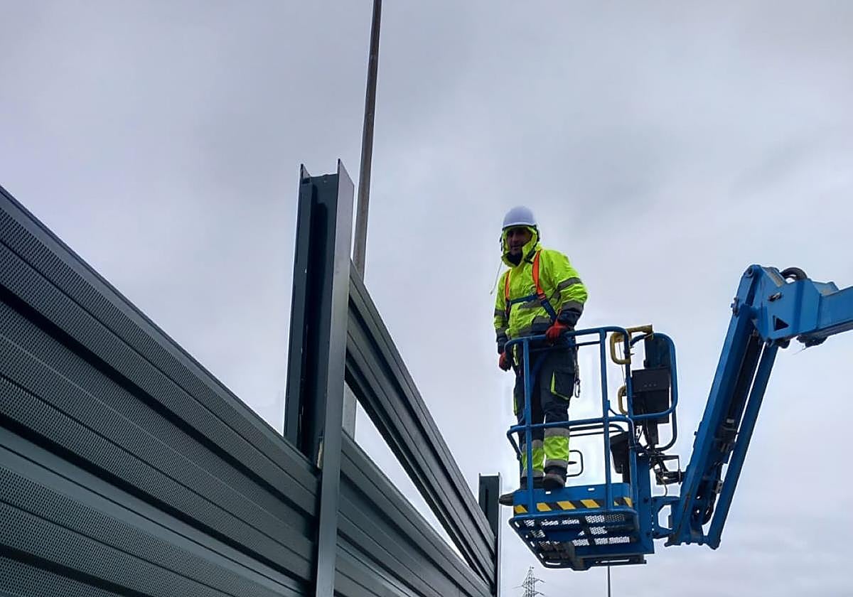 La actividad ha vuelto a los márgenes de la autopista en Trasona donde se colocan las pantallas antisonido.