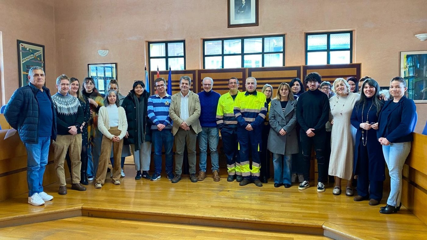 El alcalde (centro), con los beneficiarios del plan.