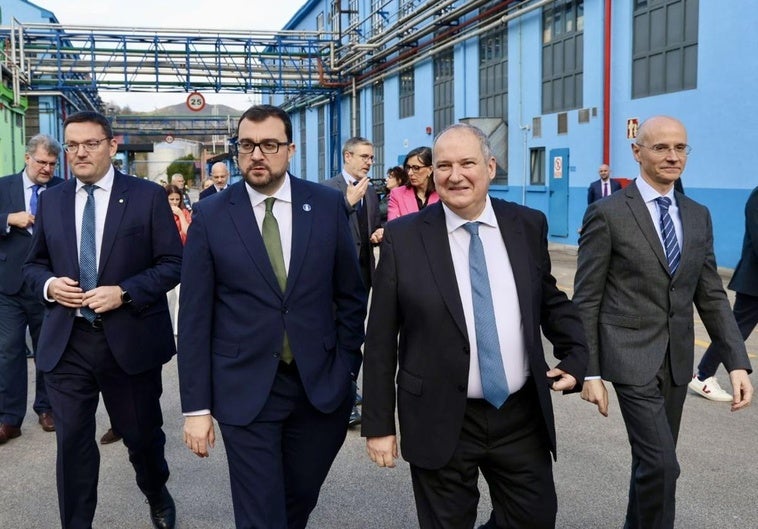 El ministro de Industria, Jordi Hereu, junto al presidente del Principado, Adrián Barbón, en la celebración del 125 aniversario de la compañía en España
