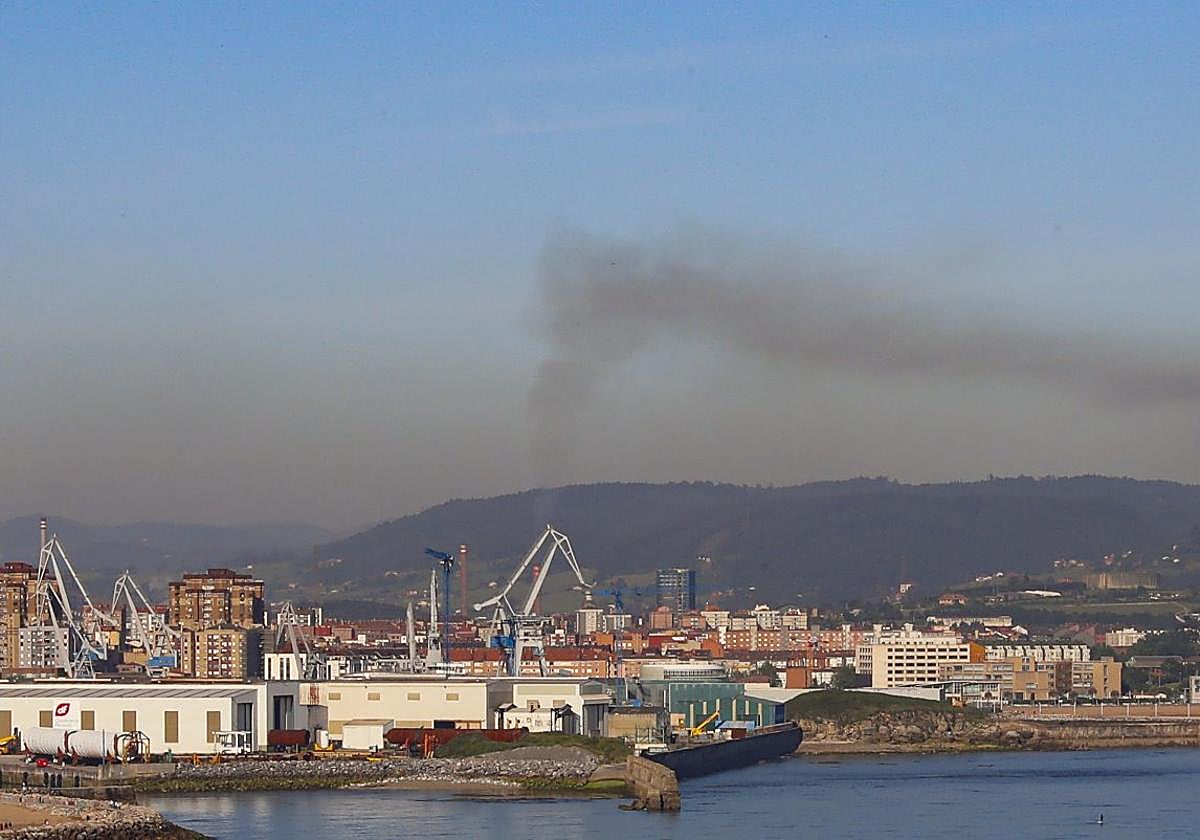 Penacho de contaminación Industrial sobre los barrios de la zona oeste de Gijón.