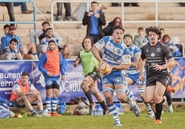 Juan Martín Rico, jugador del Pasek Belenos de Avilés, avanza con el balón en un partido de la presente temporada en el Muro de Zaro.