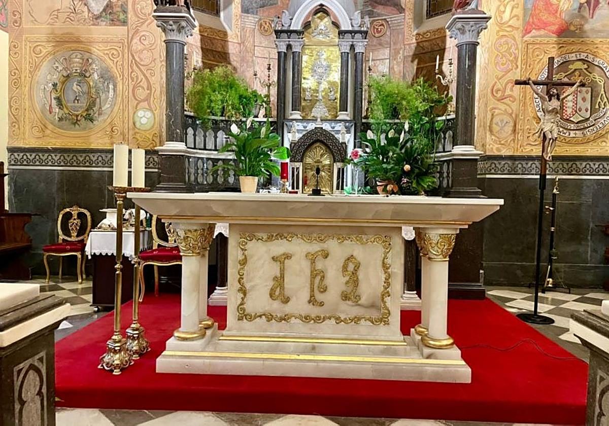 Dos de los candelabros sustraídos anteanoche por los ladrones.