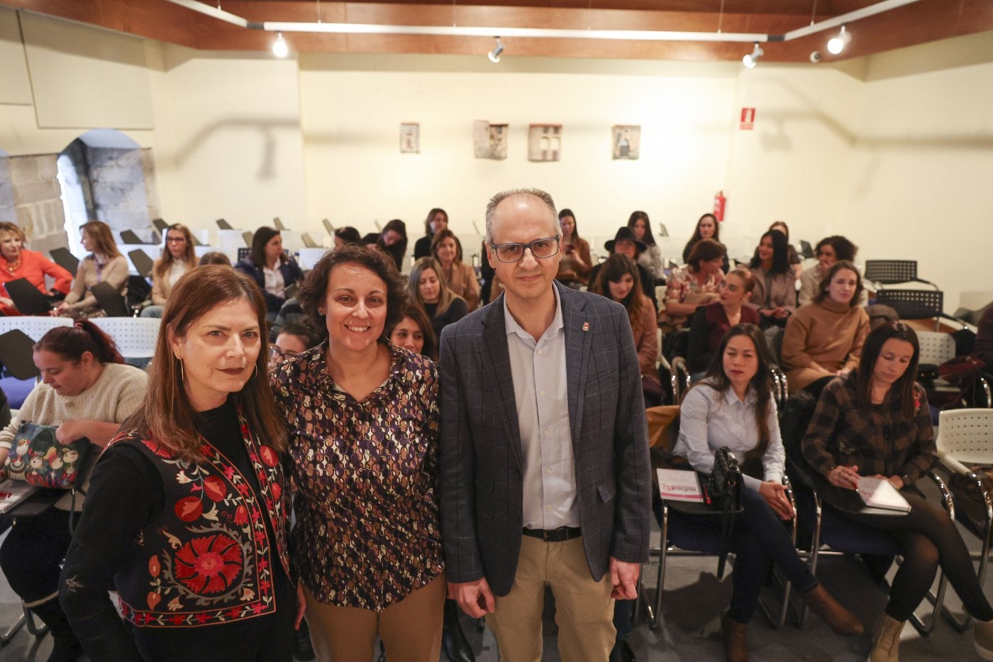 Consuelo Hernández, del Grupo Staff, María José Bartolomé, coordinadora del programa, y el concejal Juan Carlos Guerrero.