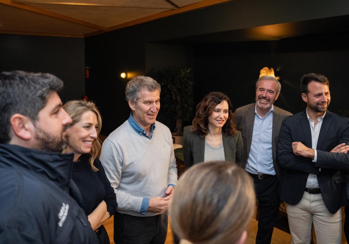 Alberto Núñez Feijóo, en el centro junto a Isabel Díaz Ayuso, con Álvaro Queipo primero por la derecha, en el Hotel de Luces.