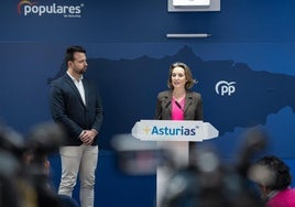 Álvaro Queipo escucha con atención la intervención de Cuca Gamarra en la sede regional del PP asturiano.