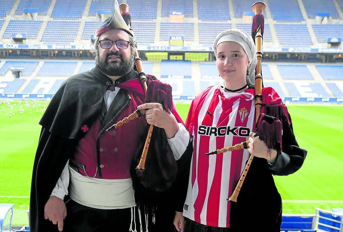 José Luis García Díaz, director de la Banda de Gaitas Villa de Xixón, y Paula García, del mismo colectivo musical.