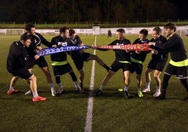 Futbolistas del Siero seguidores del Real Oviedo y el Sporting de Gijón bromean en el campo El Bayu.