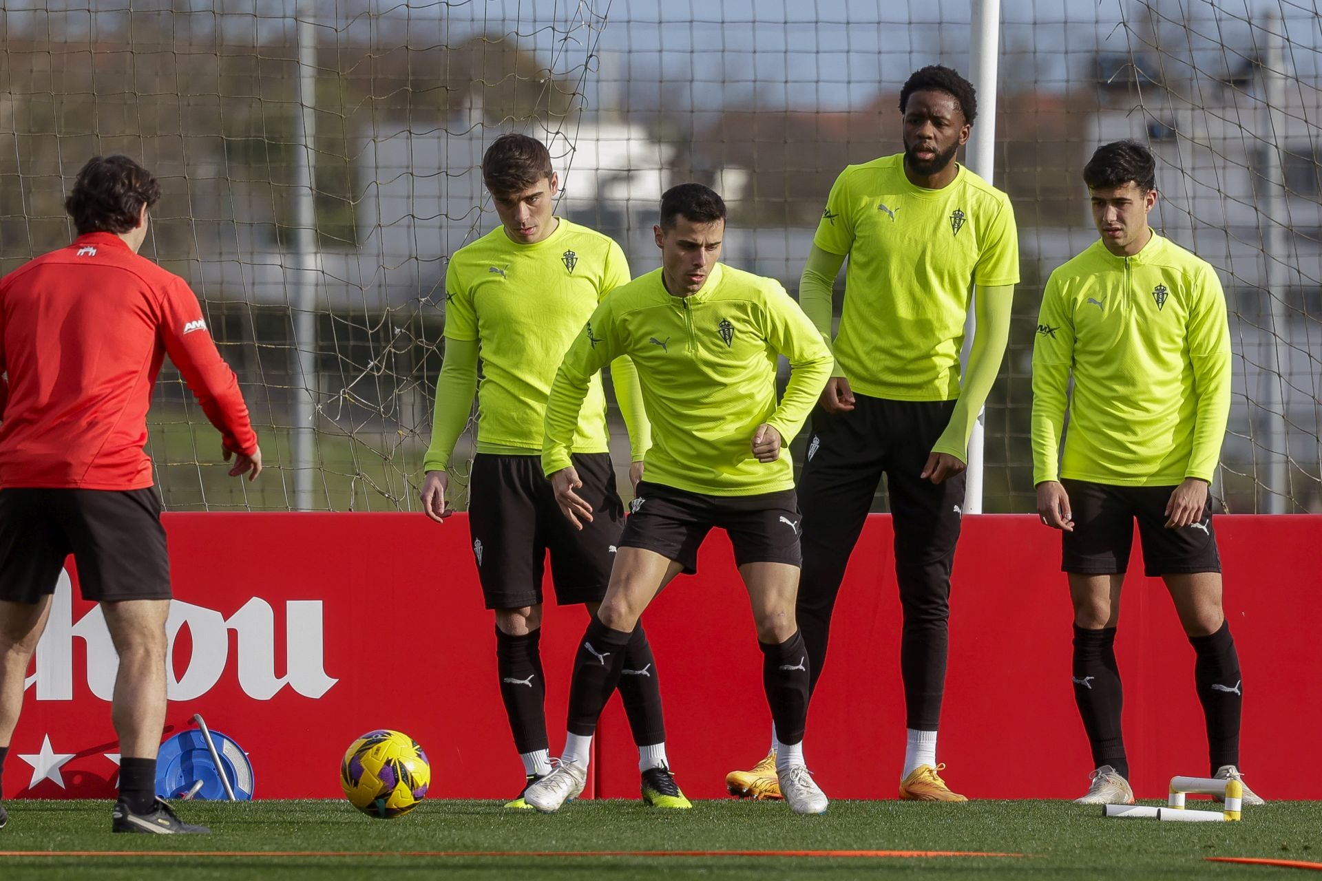 El último entrenamiento del Sporting de Gijón antes del derbi, en fotos