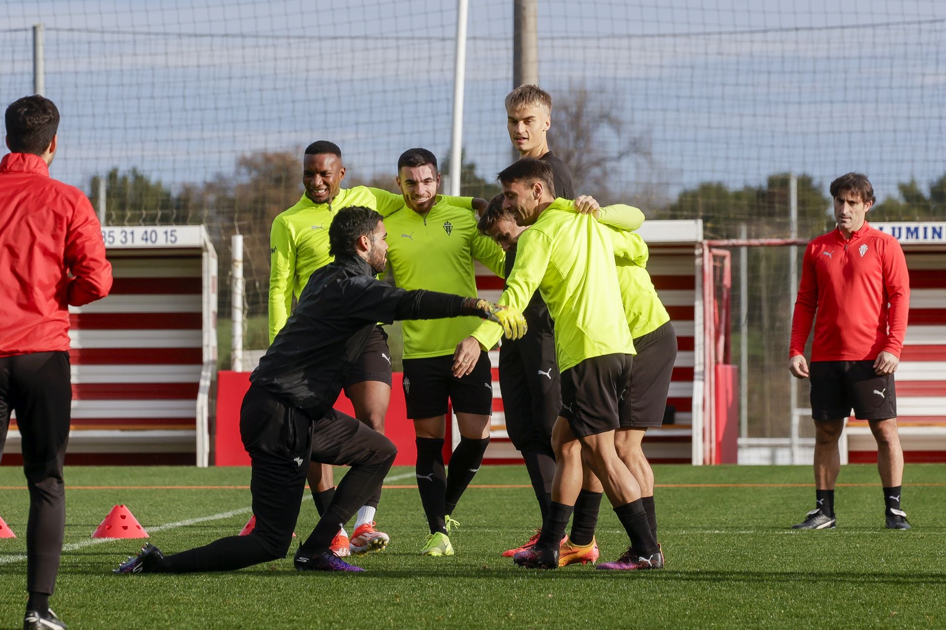 El último entrenamiento del Sporting de Gijón antes del derbi, en fotos