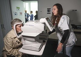 La consejera Concepción Saavedra realiza una prueba en el retinógrafo.