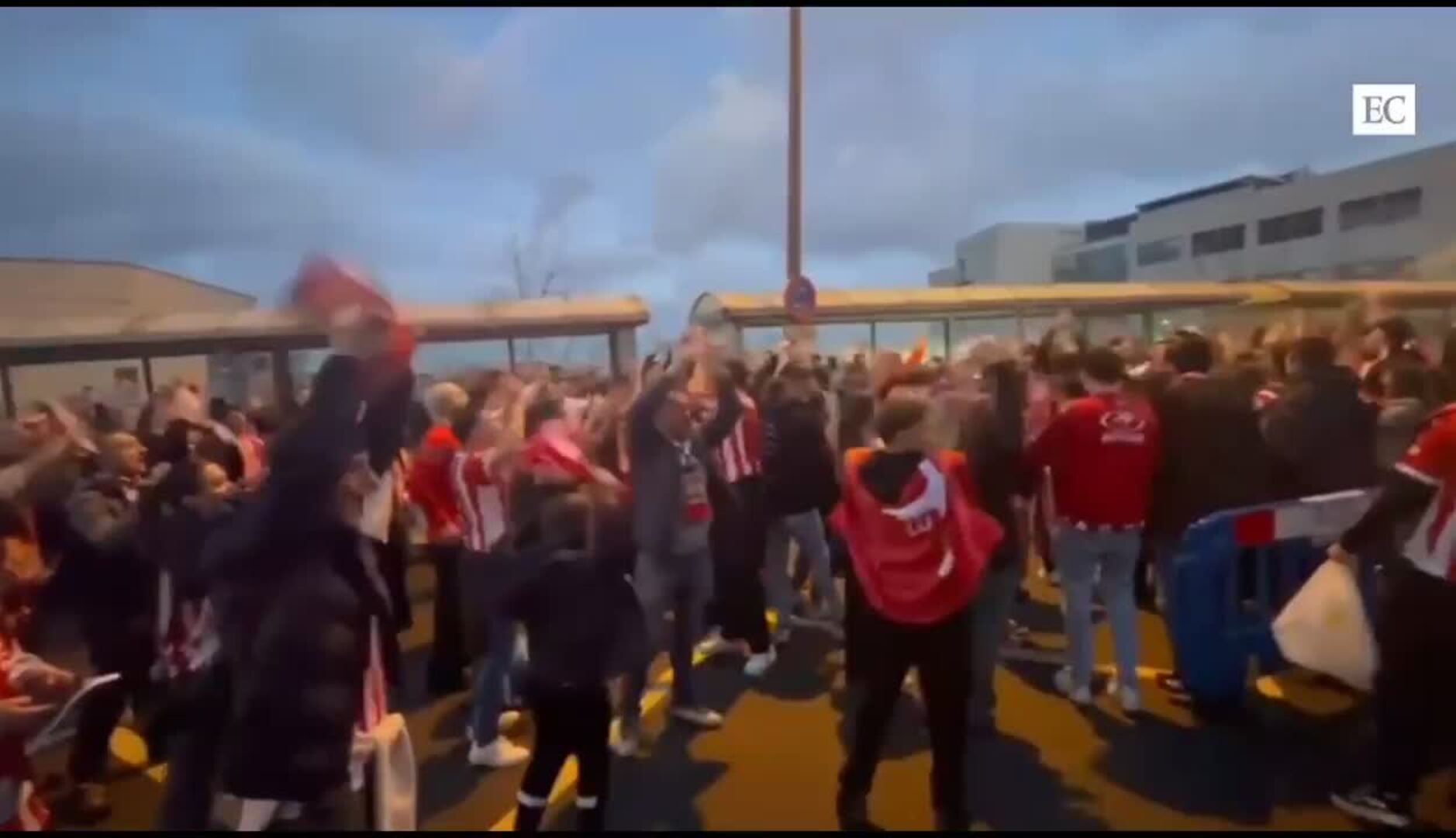 Las aficiones del Sporting de Gijón y del Real Oviedo calientan motores