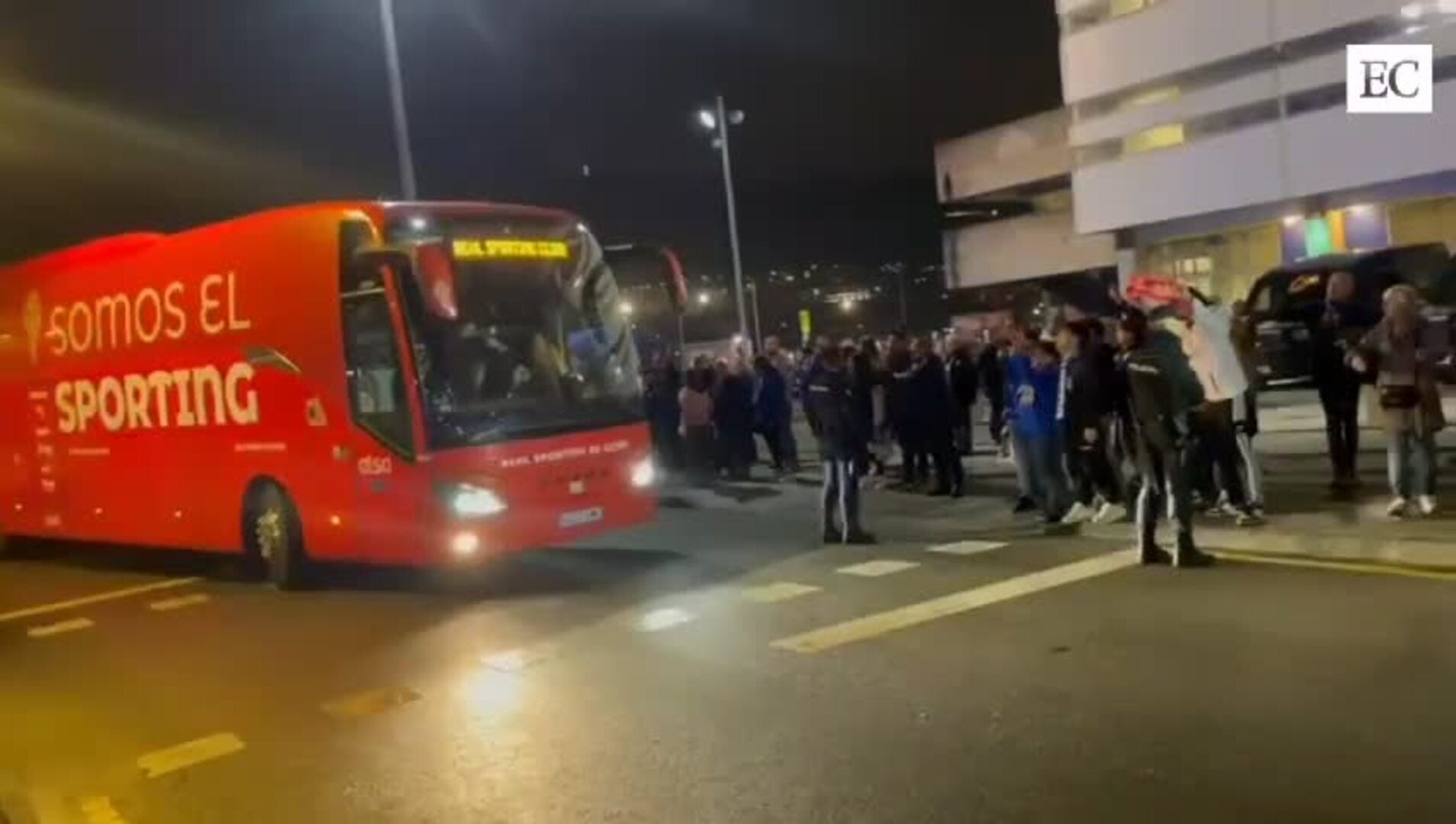 Aplausos para recibir a los jugadores del Sporting en el Carlos Tartiere