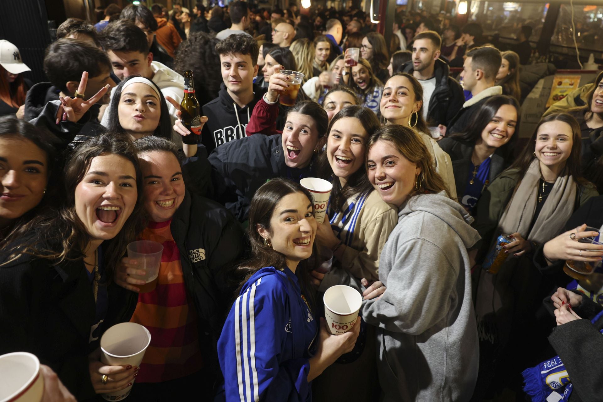 Ambientazo en los bares de Oviedo por el derbi asturiano