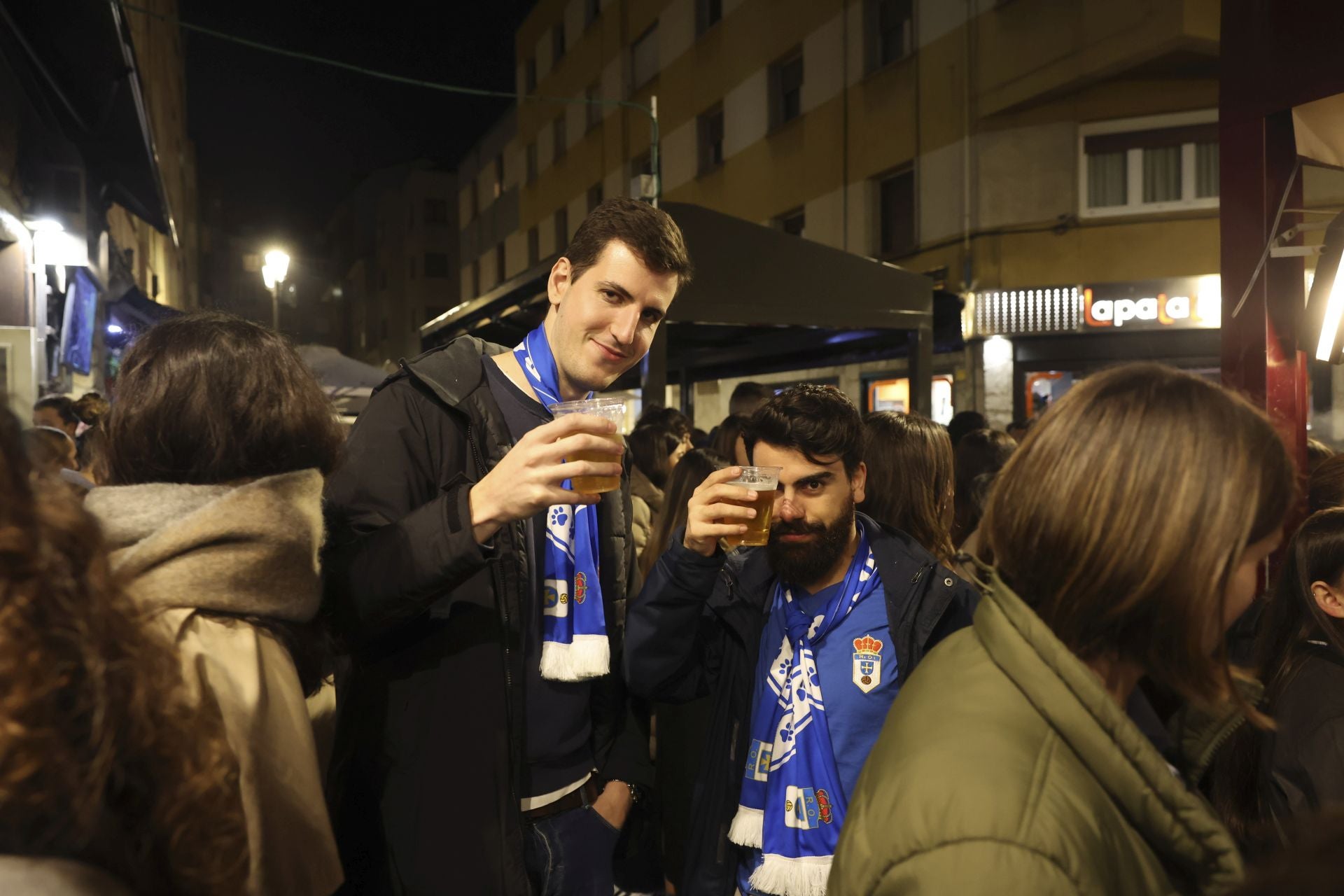 Ambientazo en los bares de Oviedo por el derbi asturiano
