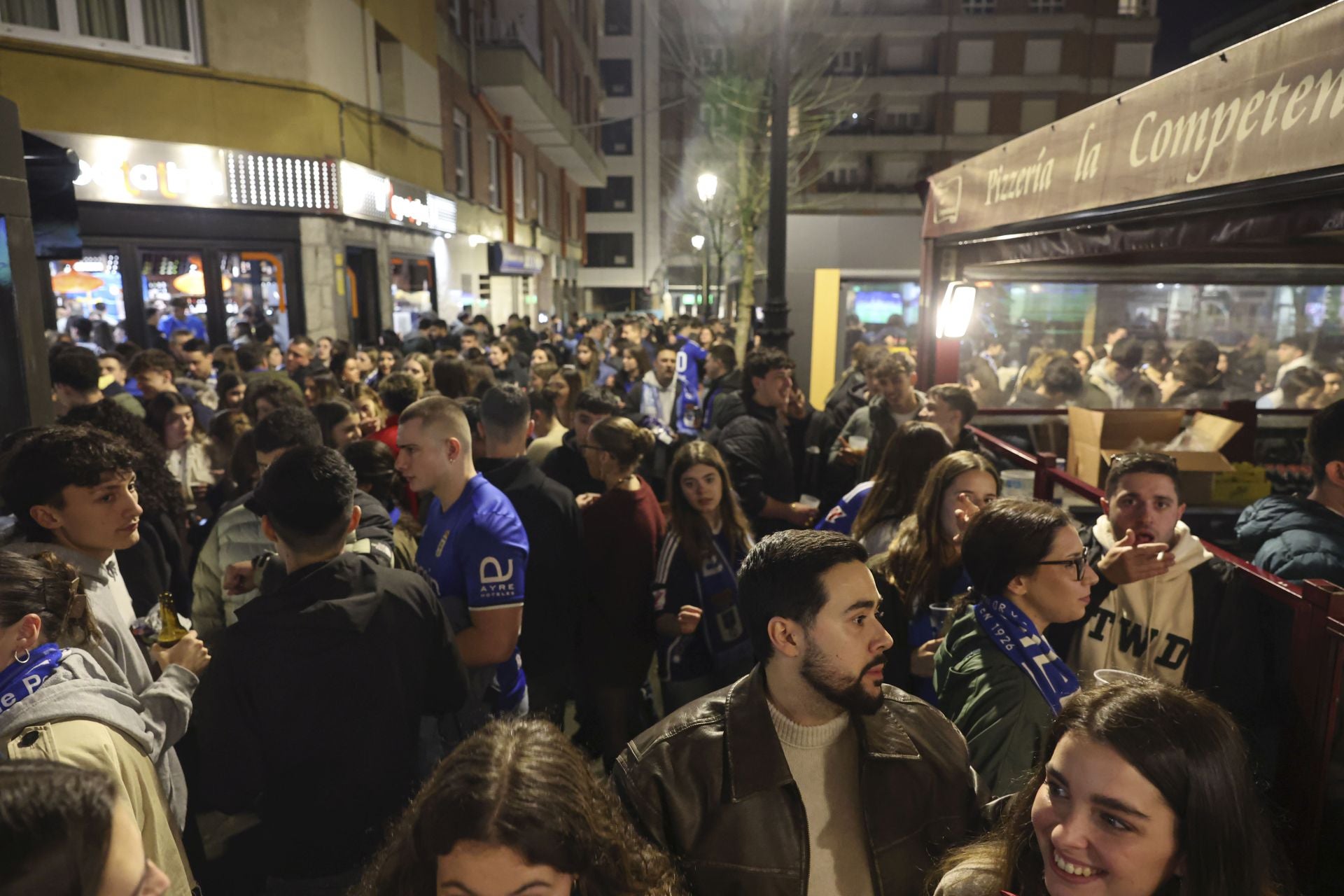 Ambientazo en los bares de Oviedo por el derbi asturiano
