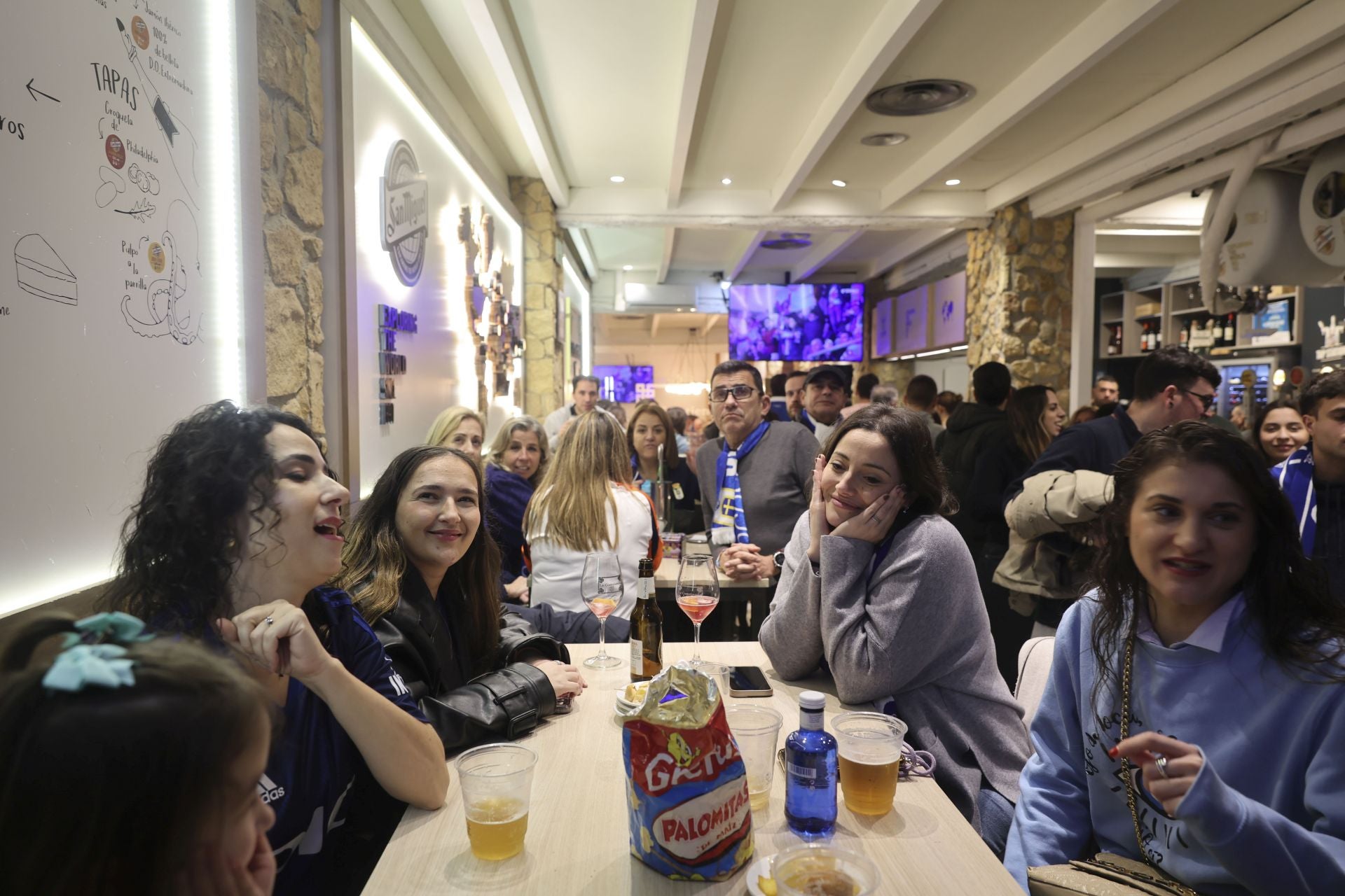 Ambientazo en los bares de Oviedo por el derbi asturiano