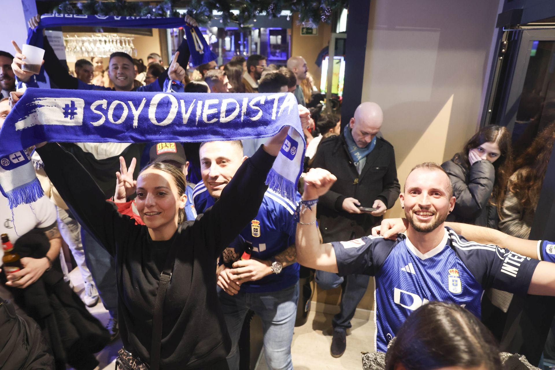 Ambientazo en los bares de Oviedo por el derbi asturiano