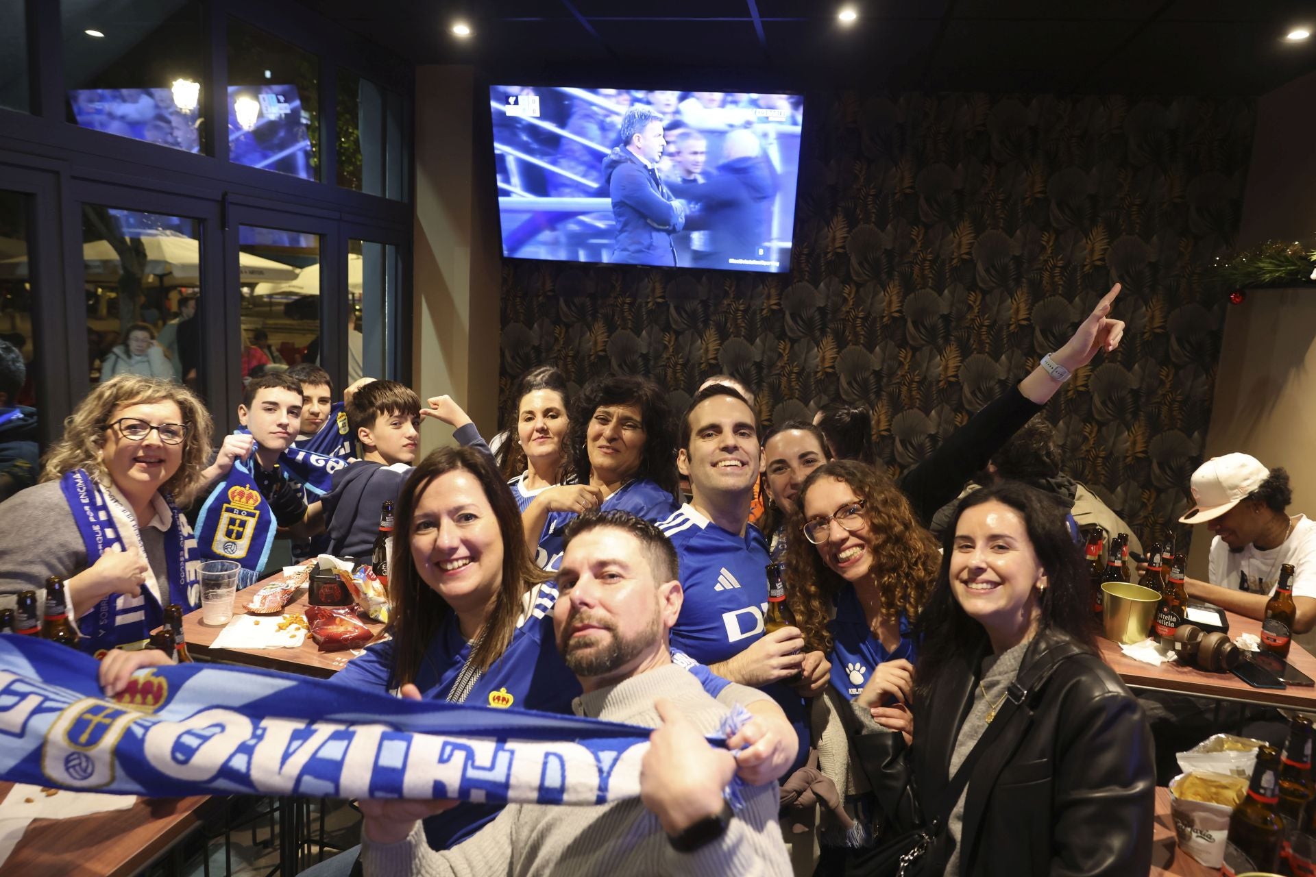 Ambientazo en los bares de Oviedo por el derbi asturiano