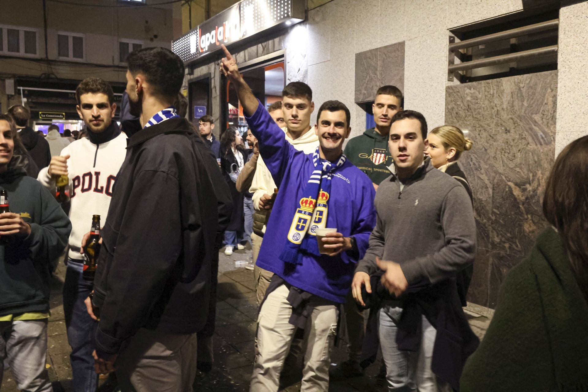 Ambientazo en los bares de Oviedo por el derbi asturiano