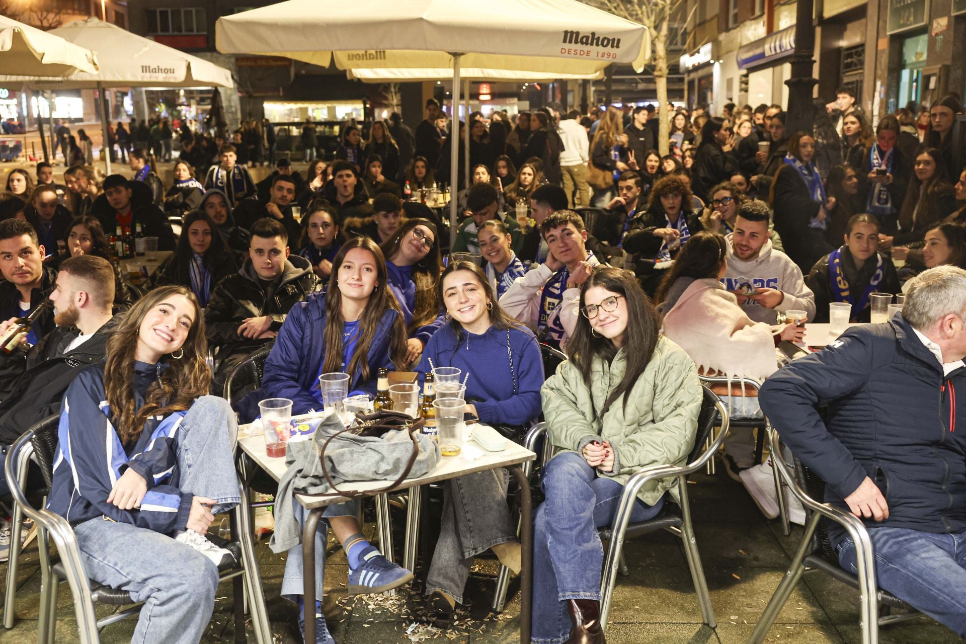 Ambientazo en los bares de Oviedo por el derbi asturiano