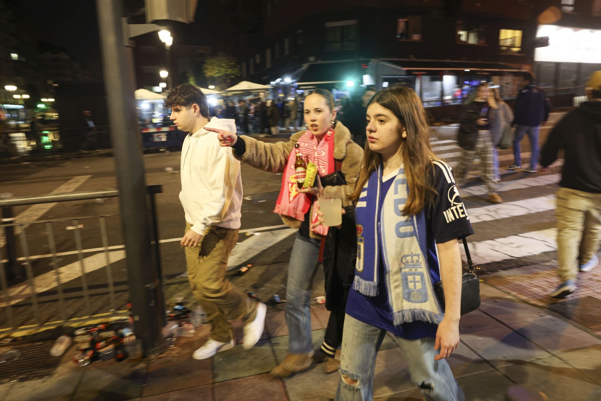 Ambientazo en los bares de Oviedo por el derbi asturiano