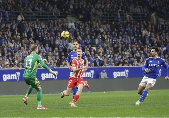 Dubasin trata de llegar a un balón ante la atenta salida de Aarón Escandell.