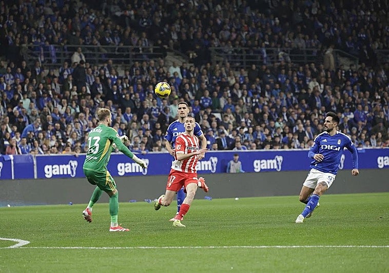 Dubasin trata de llegar a un balón ante la atenta salida de Aarón Escandell.