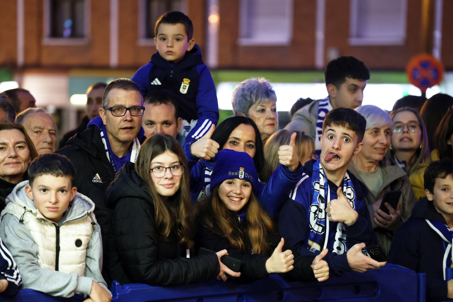 ¿Estuviste animando al Real Oviedo antes del derbi? ¡Búscate en las fotos!