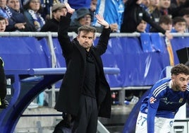 Rubén Albés gesticula ante Álex Cardero durante el partido entre el Real Oviedo y el Sporting.