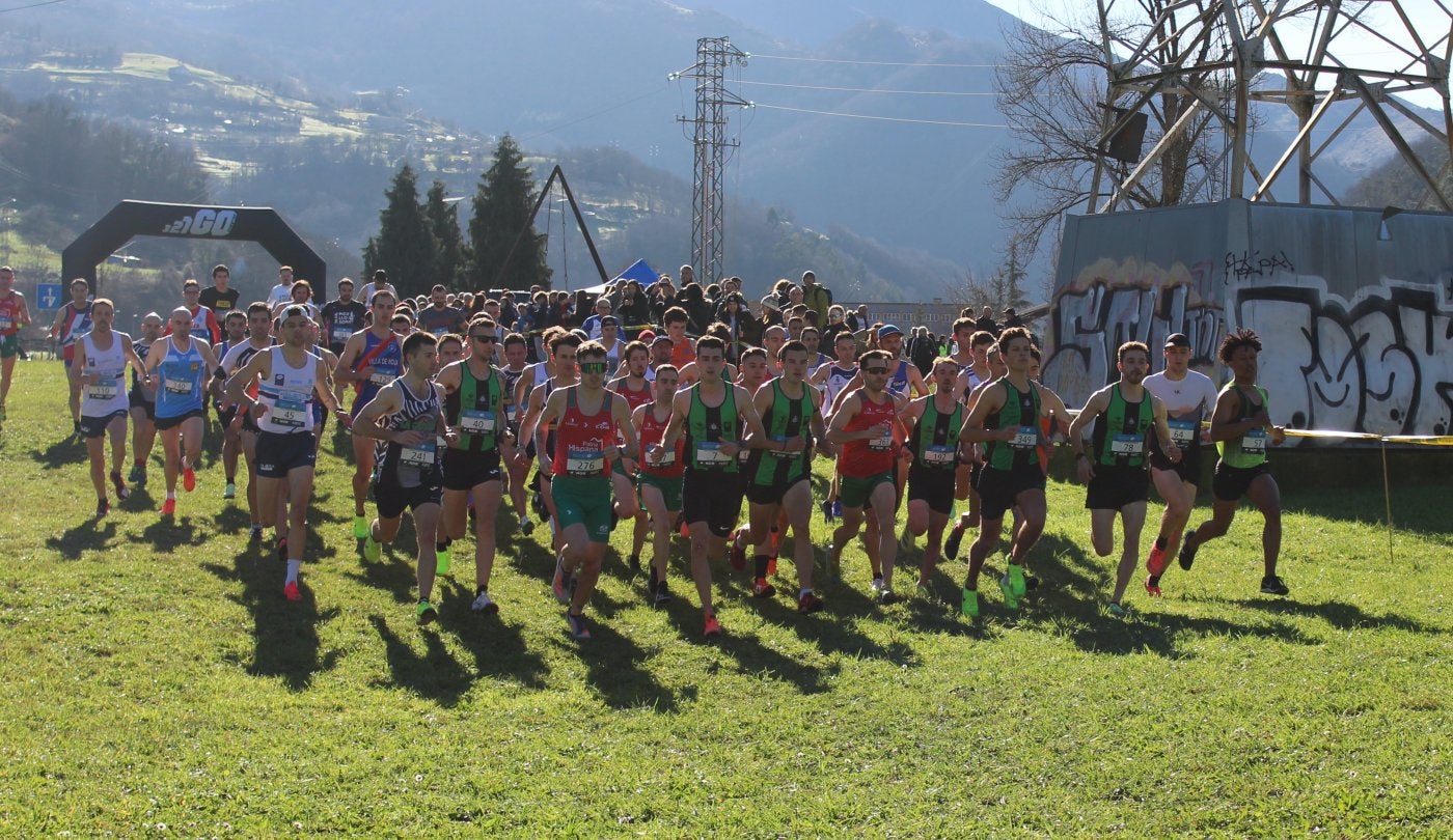 Salida de la prueba absoluta masculina en el Campeonato de Asturias de cross, celebrado en Mieres.