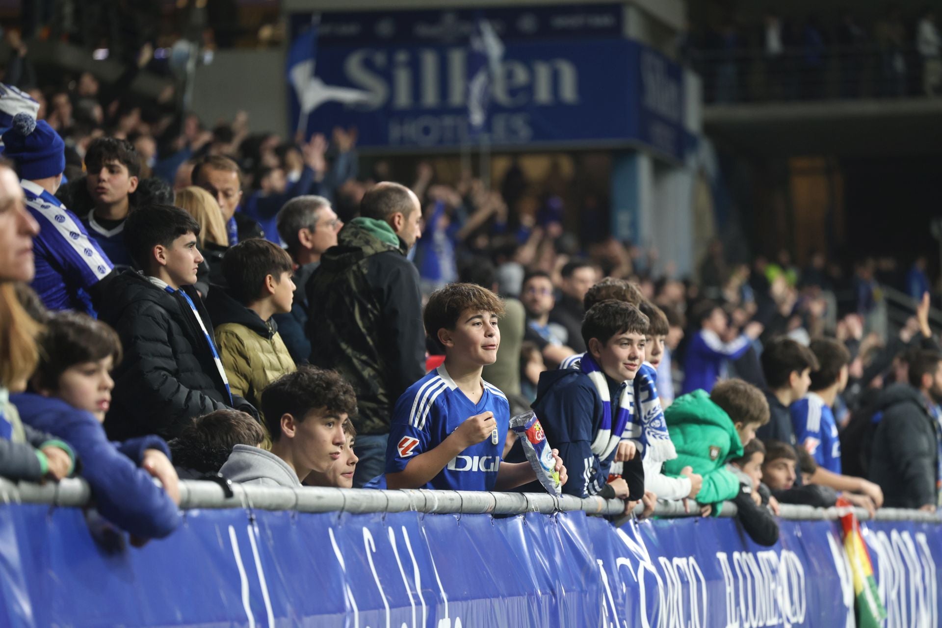 ¿Estuviste viendo el Real Oviedo - Sporting de Gijón? ¡Búscate en las fotos del Tartiere!