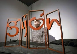 El diseñador gráfico Juan Jareño, en su estudio, con la maqueta original de la escultura de las 'Letronas' de Gijón.