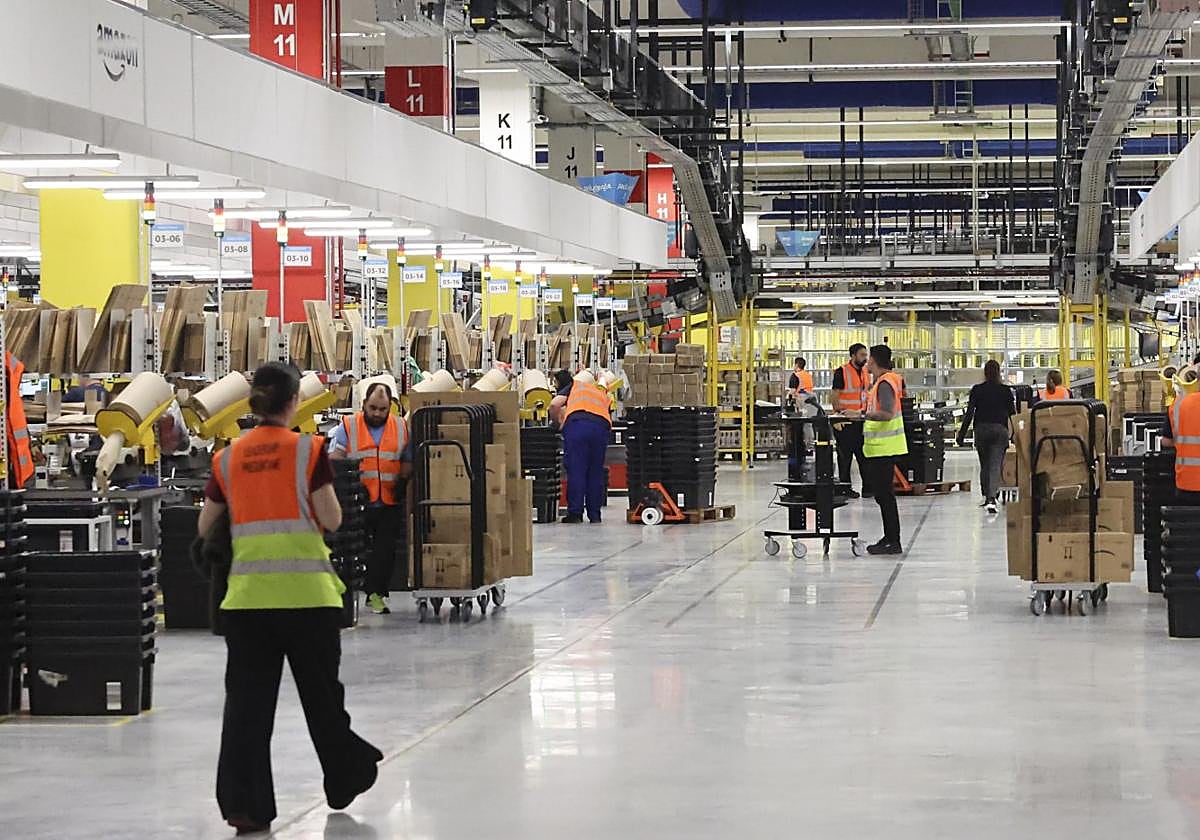 Trabajadores en el súper centro logístico que abrió Amazon, el pasado septiembre en el polígono sierense de Bobes.