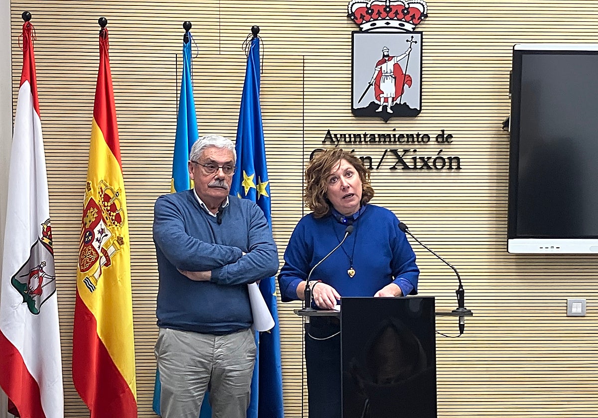 Rueda de prensa de los ediles socialistas Luis Manuel Flórez, 'Floro' y Carmen Eva Pérez.