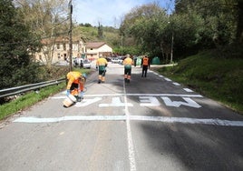 Operarios retiran las pintadas de 'Meta' en Somió.