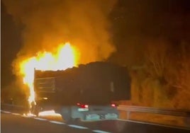 Arde un camión con siete toneladas de madera en la autopista del Huerna