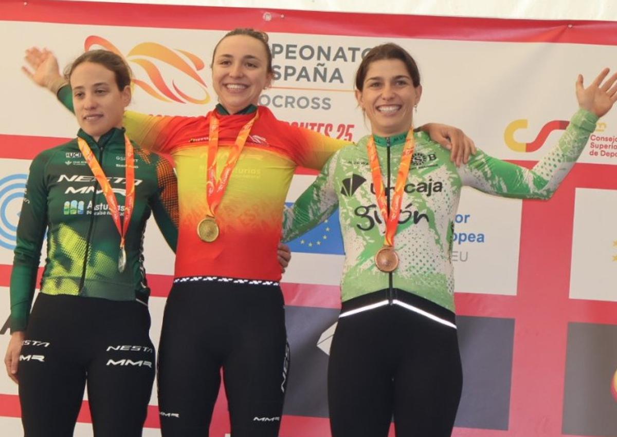 Imagen secundaria 1 - A la izquierda, Lucía González y Sara Cueto secundaron a la valenciana Sofía Rodríguez en la prueba Élite femenina; a la derecha, Mario Junquera, tercero en Élite.