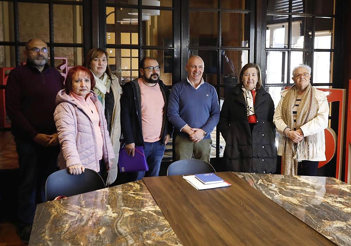 Representantes de la Federación de Asociaciones de Vecinos, con el concejal Abel Junquera.