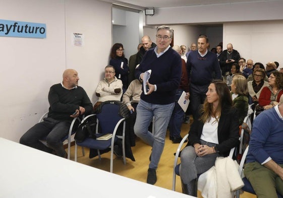 El senador Pablo González, presidente del PP de Gijón, esta tarde, al comenzar la reunión de la junta directiva local