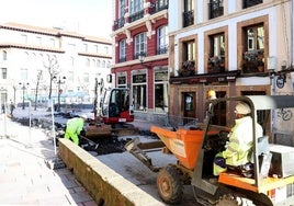 Dos operarios, esta mañana, en la calle Ramón y Cajal.