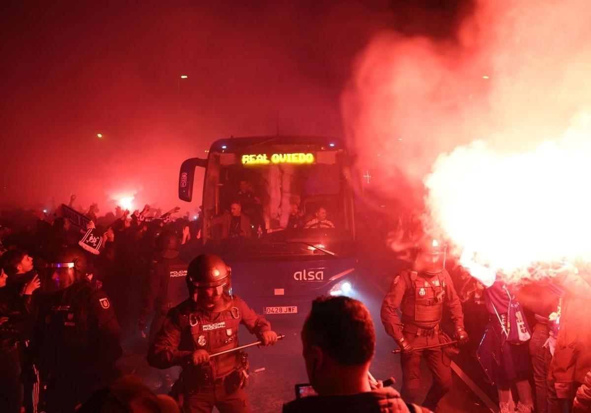 El Real Oviedo explica el colapso en la entrada al derbi y pide disculpas a su afición