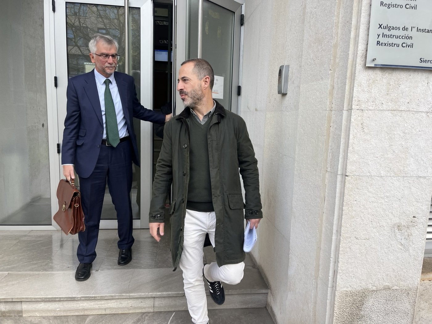 El alcalde de Siero, en primer plano, saliendo del juzgado de La Pola con su abogado, Luis Tuero.