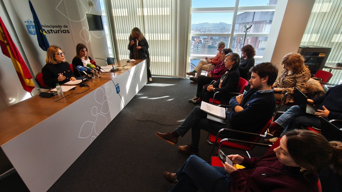 Lydia Espina y Gimena Llamedo presentan en plan, en presencia de María Jesús Álvarez y David Artime.