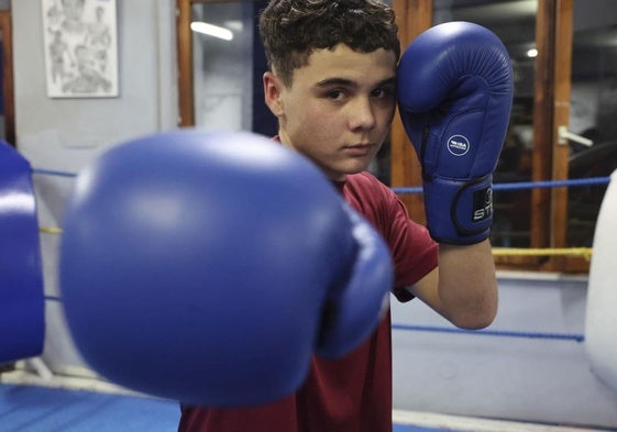 Ares Lois, en el ring del Toa Gym, vivero de púgiles internacionales desde Avilés.