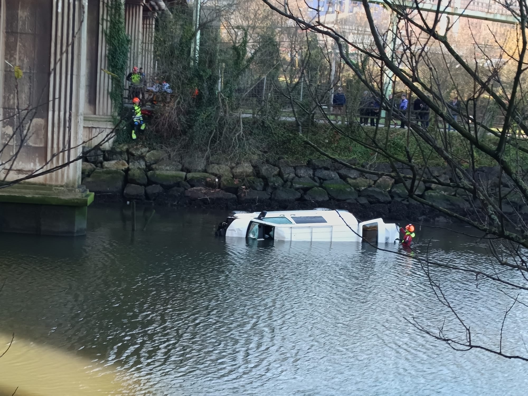 Una furgoneta en la ría de Avilés: las imágenes que deja el accidente