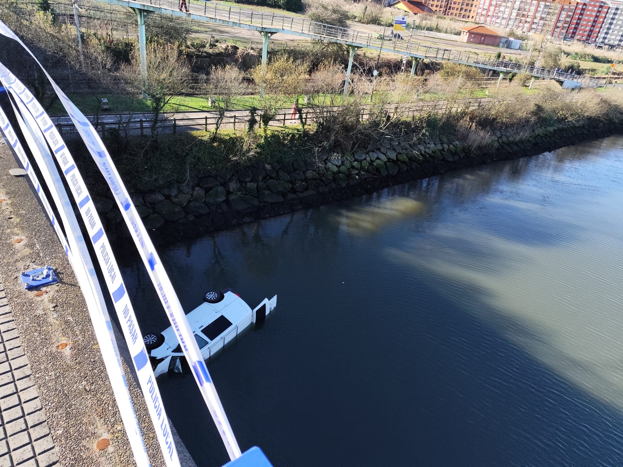 Una furgoneta en la ría de Avilés: las imágenes que deja el accidente